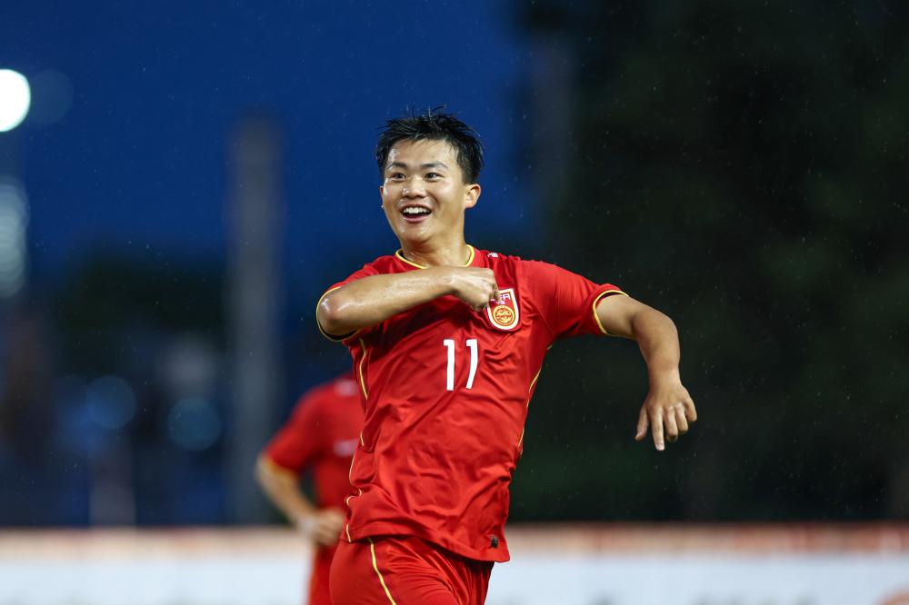 詹姆斯背身单打得分，引领球队节奏